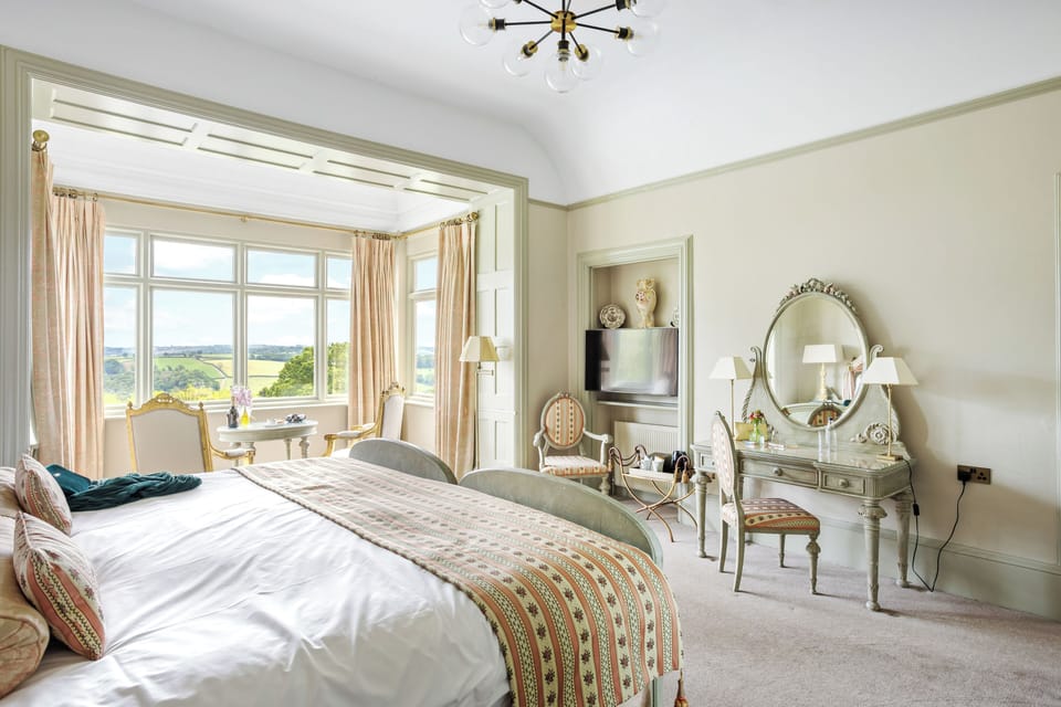 Manor Junior | In-room safe, individually decorated, individually furnished, desk