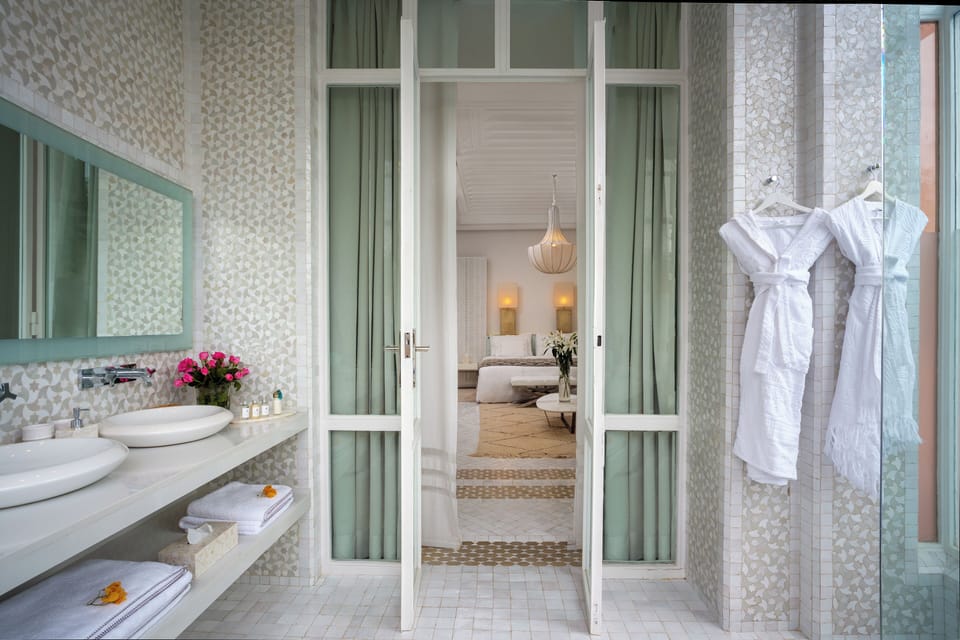 Suite (Blanche) | Bathroom | Bathtub, deep soaking tub, free toiletries, hair dryer