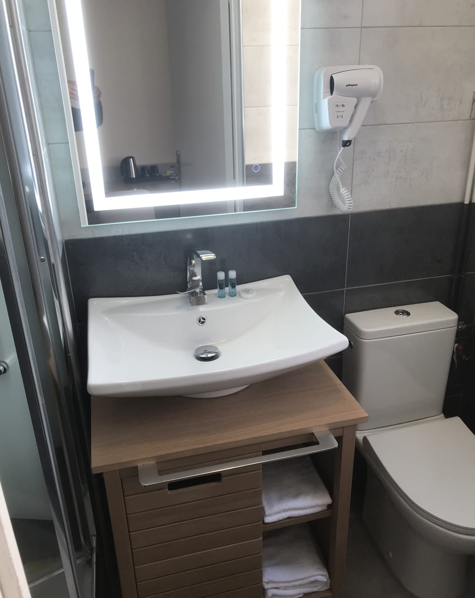 Comfort Double Room, Private Bathroom | Premium bedding, in-room safe, individually decorated