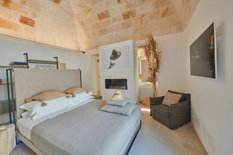 Deluxe Suite, jacuzzi URANIA | 1 bedroom, Frette Italian sheets, premium bedding, down comforters