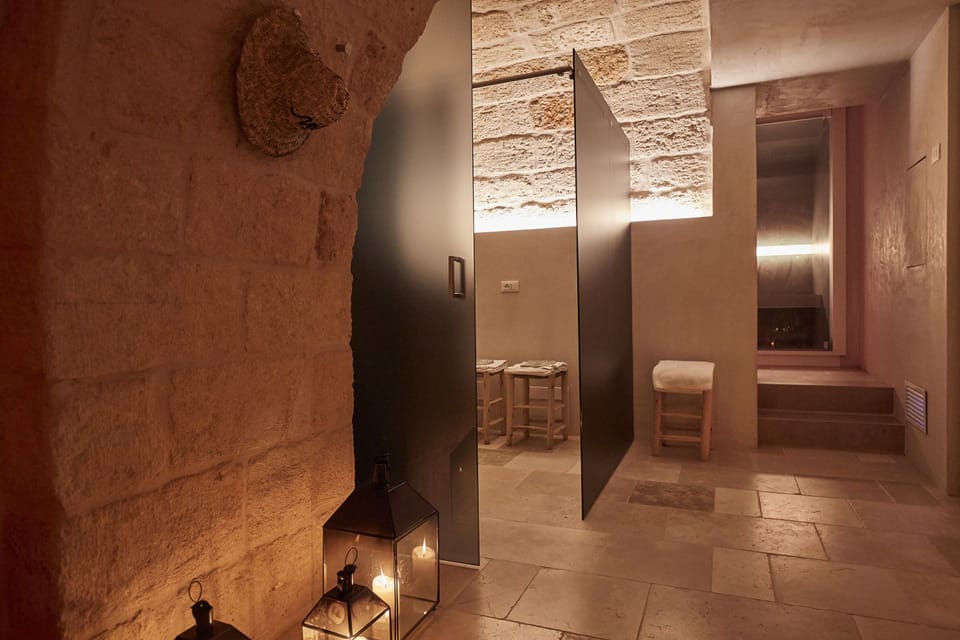 Hot tub, steam room