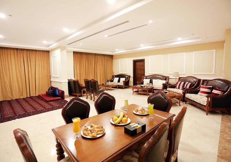 Royal Suite, 3 Bedrooms | In-room dining
