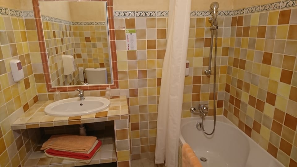 Triple Room, Balcony | Bathroom | Combined shower/tub, hair dryer, towels