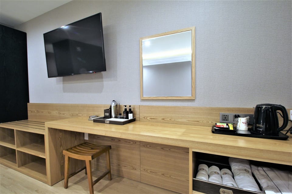 Luxury Suite (1) | Premium bedding, pillowtop beds, individually decorated