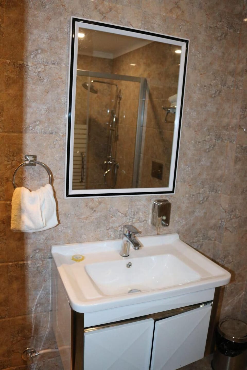 Deluxe Room | Bathroom | Shower, towels