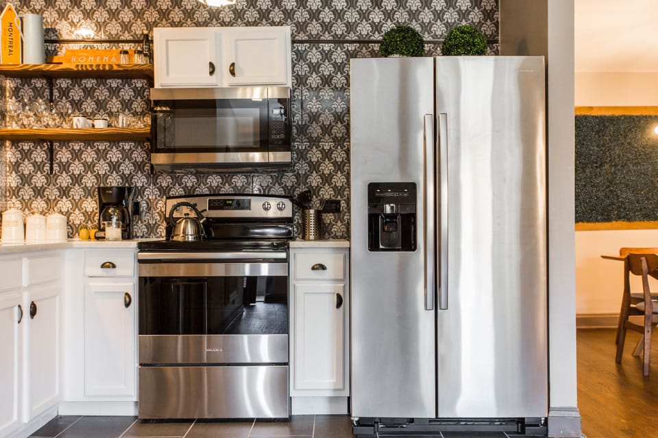 Full-size fridge, microwave, oven, stovetop