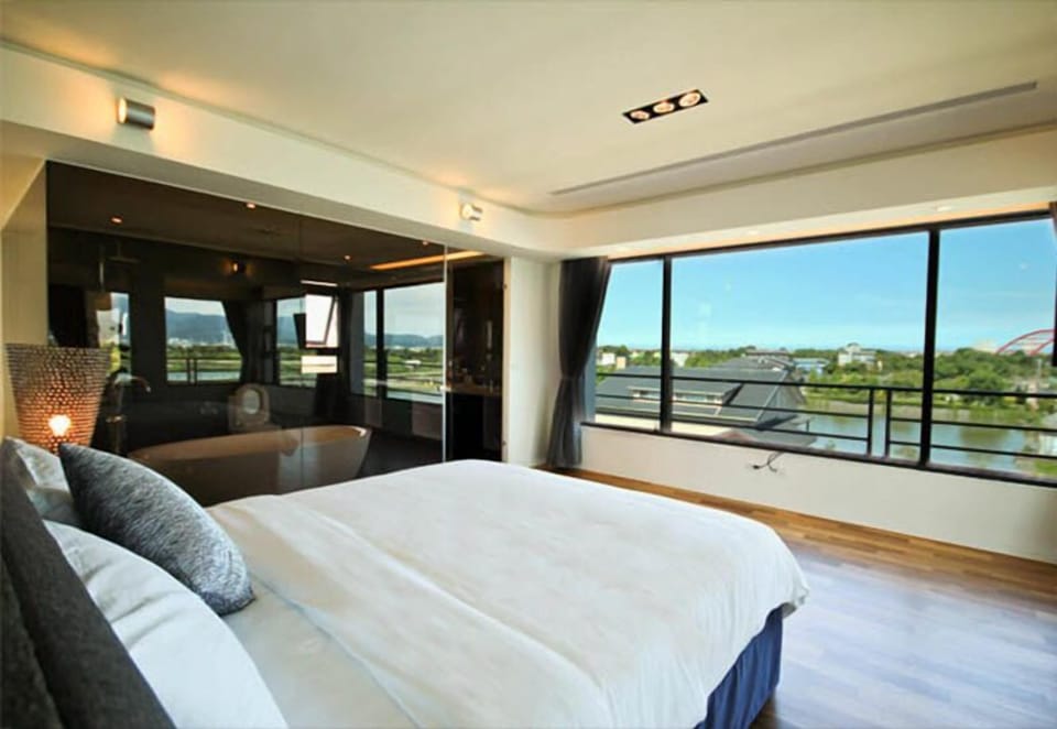 Desk, blackout drapes, free WiFi, bed sheets
