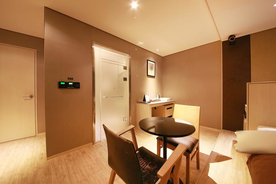 Deluxe Double Room | Soundproofing, free WiFi, bed sheets, wheelchair access