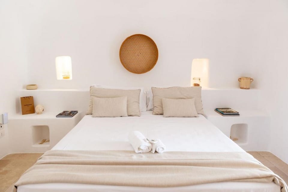 Hypo-allergenic bedding, minibar, in-room safe, desk