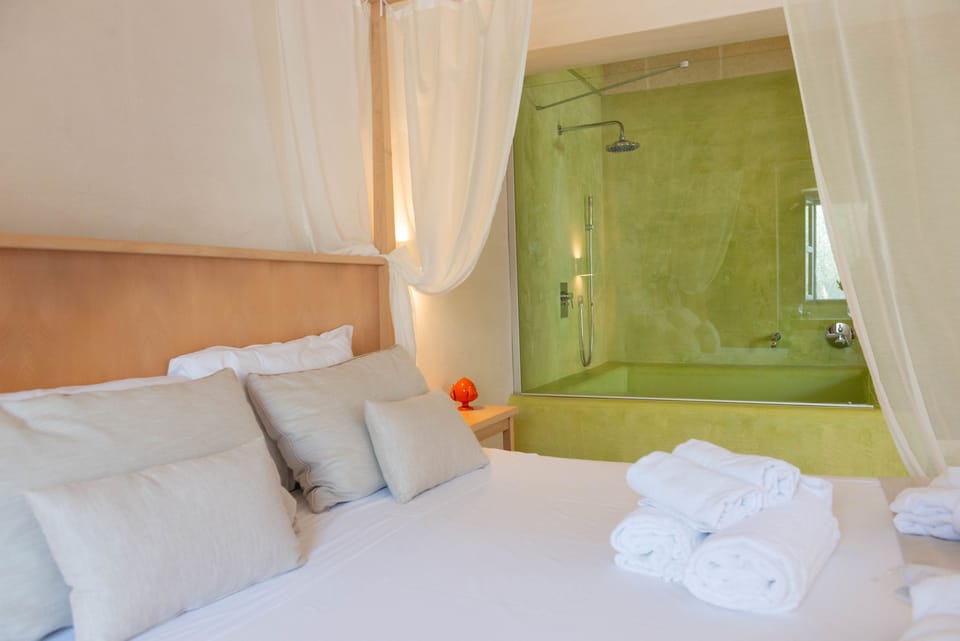 Superior Room | Hypo-allergenic bedding, minibar, in-room safe, desk