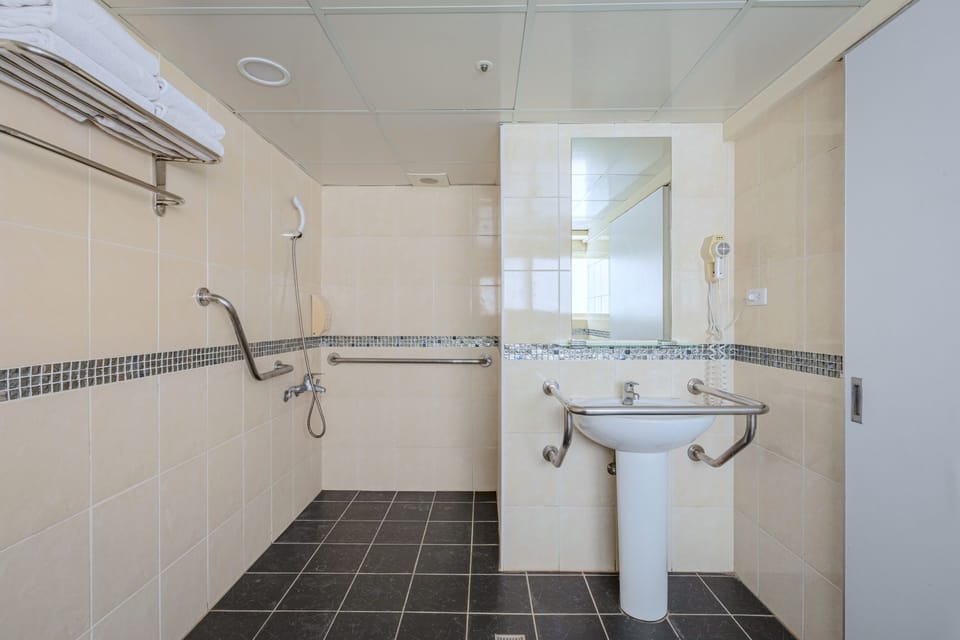 Family Room | Bathroom | Shower, free toiletries, hair dryer, slippers
