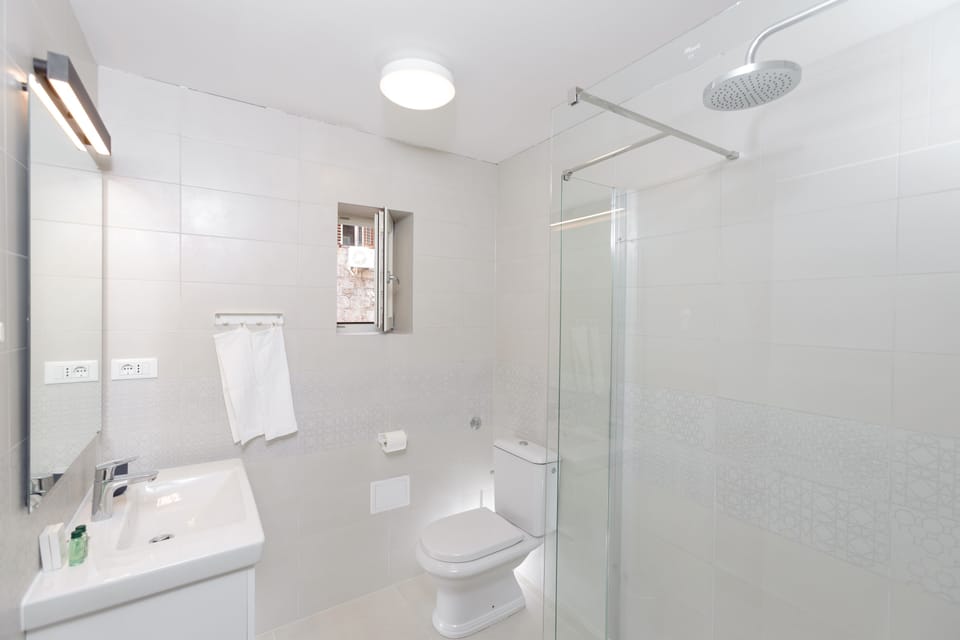 Deluxe Double Room (1) | Bathroom | Shower, designer toiletries, hair dryer, bathrobes