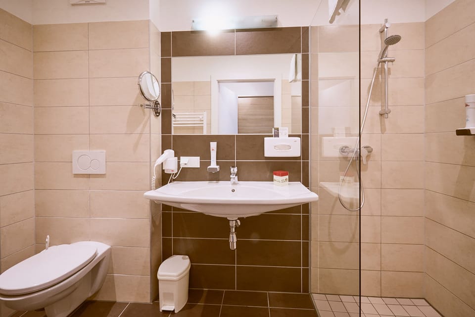 Shower, towels
