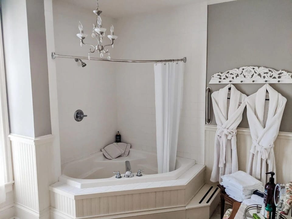 Luxury Room, 1 King Bed, Jetted Tub | Bathroom | Hair dryer, bathrobes, towels, soap
