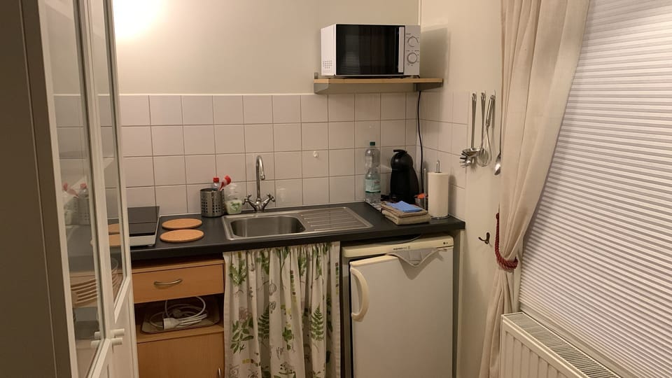 Coffee/tea maker, fridge, microwave, stovetop