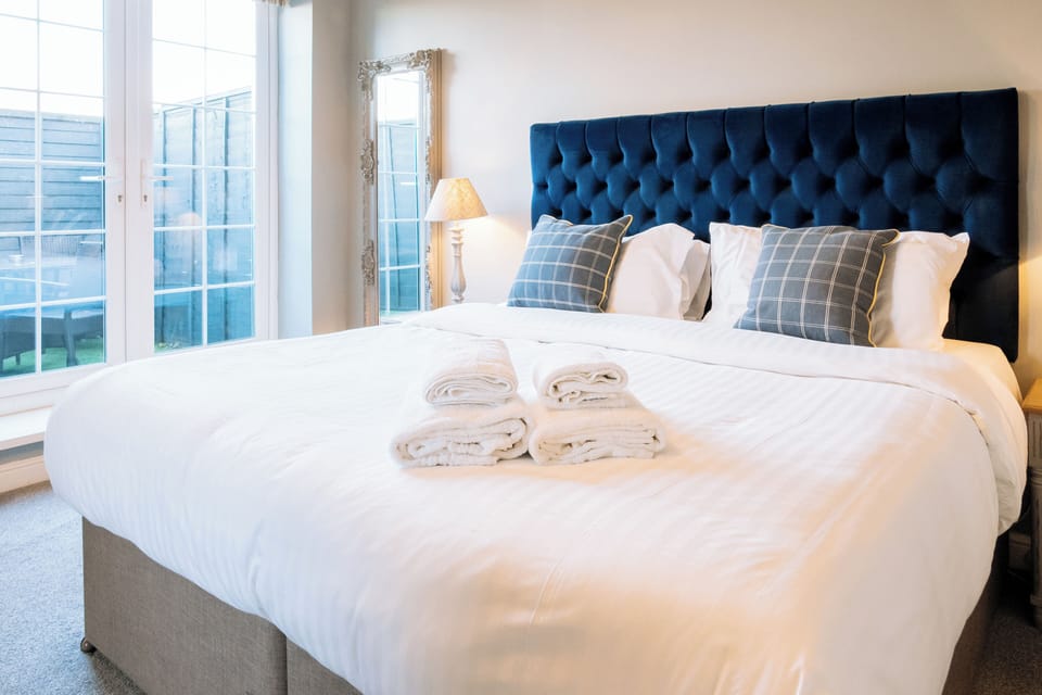 Deluxe Double or Twin Room, Terrace | Bathroom | Shower, free toiletries, hair dryer, bathrobes