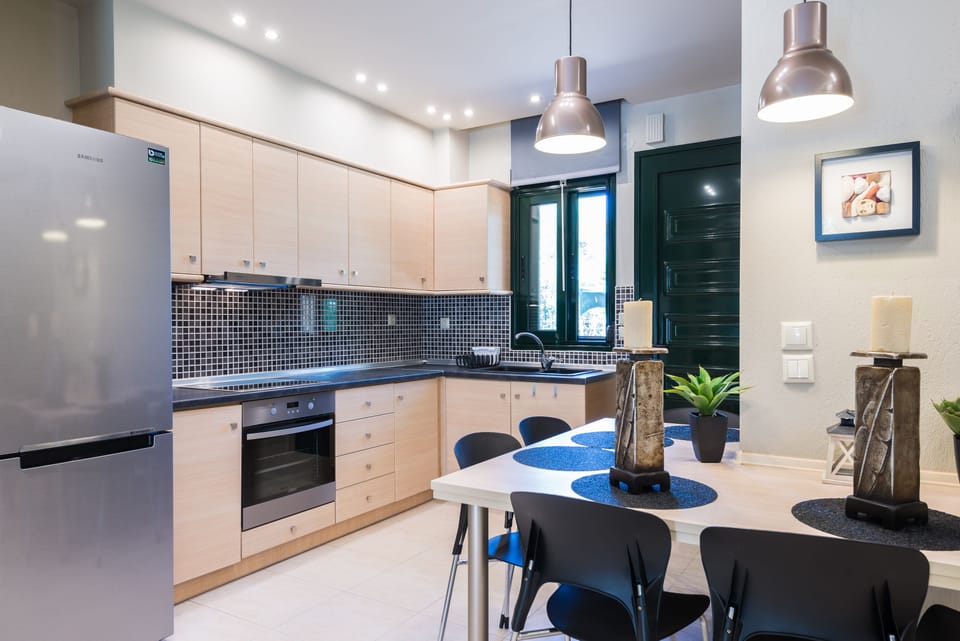 Deluxe Villa | Private kitchen | Full-size fridge, microwave, oven, stovetop