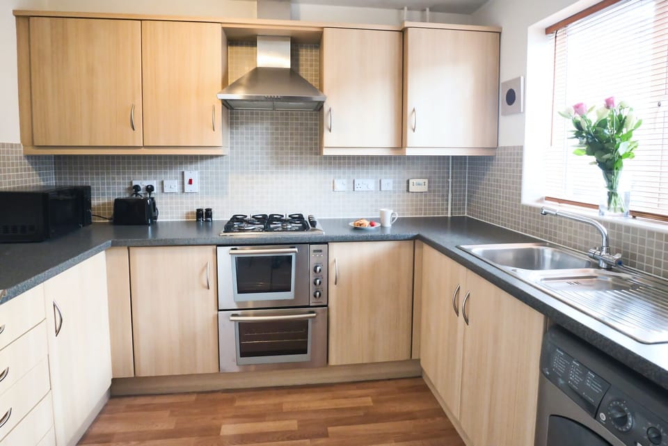 House, Private Bathroom (Bank Side House) | Private kitchen