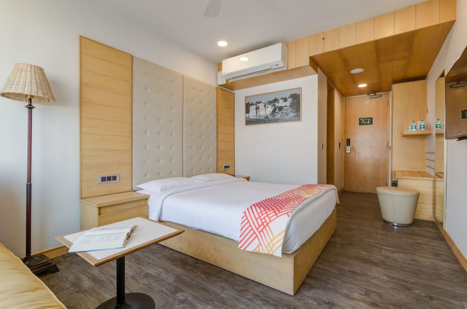 In-room safe, desk, free WiFi