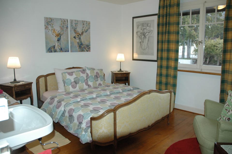 Double Room, Shared Bathroom | WiFi (free), bed sheets