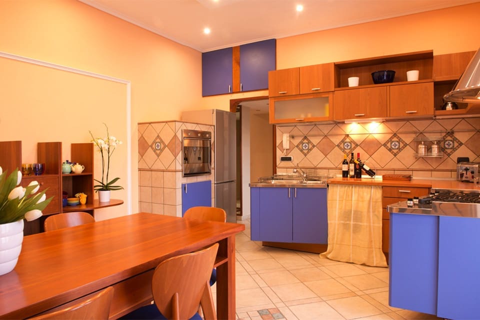 Cottage | Private kitchen | Fridge, microwave, oven, stovetop
