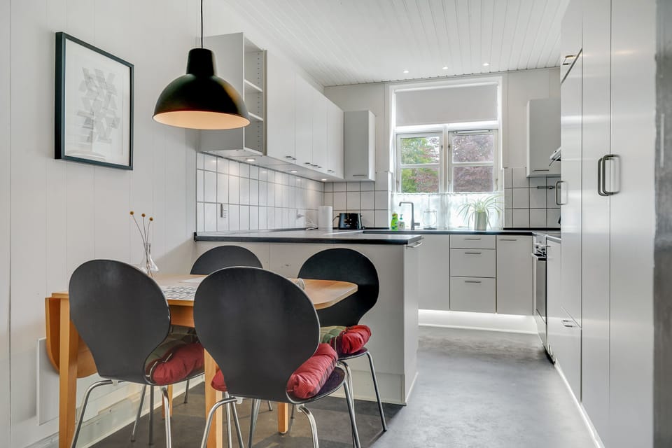 Comfort Apartment, Multiple Beds, Lake View | Private kitchen | Full-size fridge, oven, stovetop, dishwasher