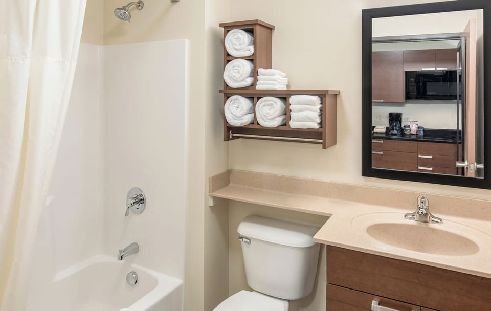 Combined shower/tub, free toiletries, hair dryer, towels