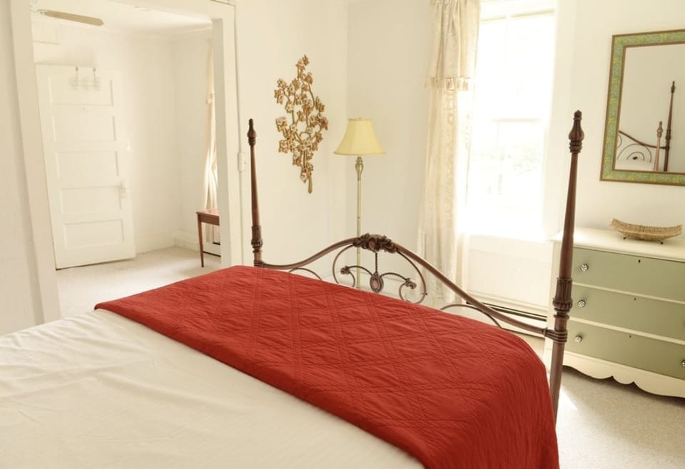 Soundproofing, free WiFi, bed sheets