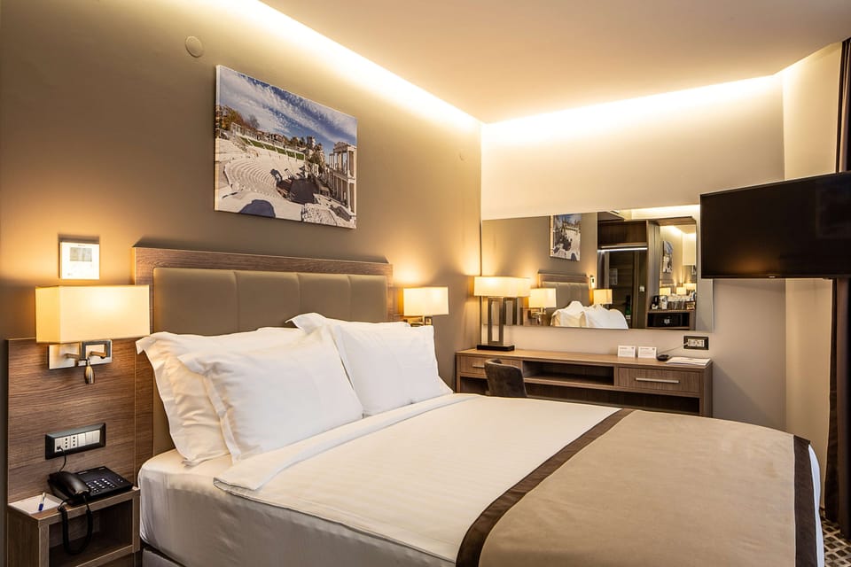 Comfort Room, 1 Double Bed, Non Smoking | Minibar, in-room safe, desk, laptop workspace