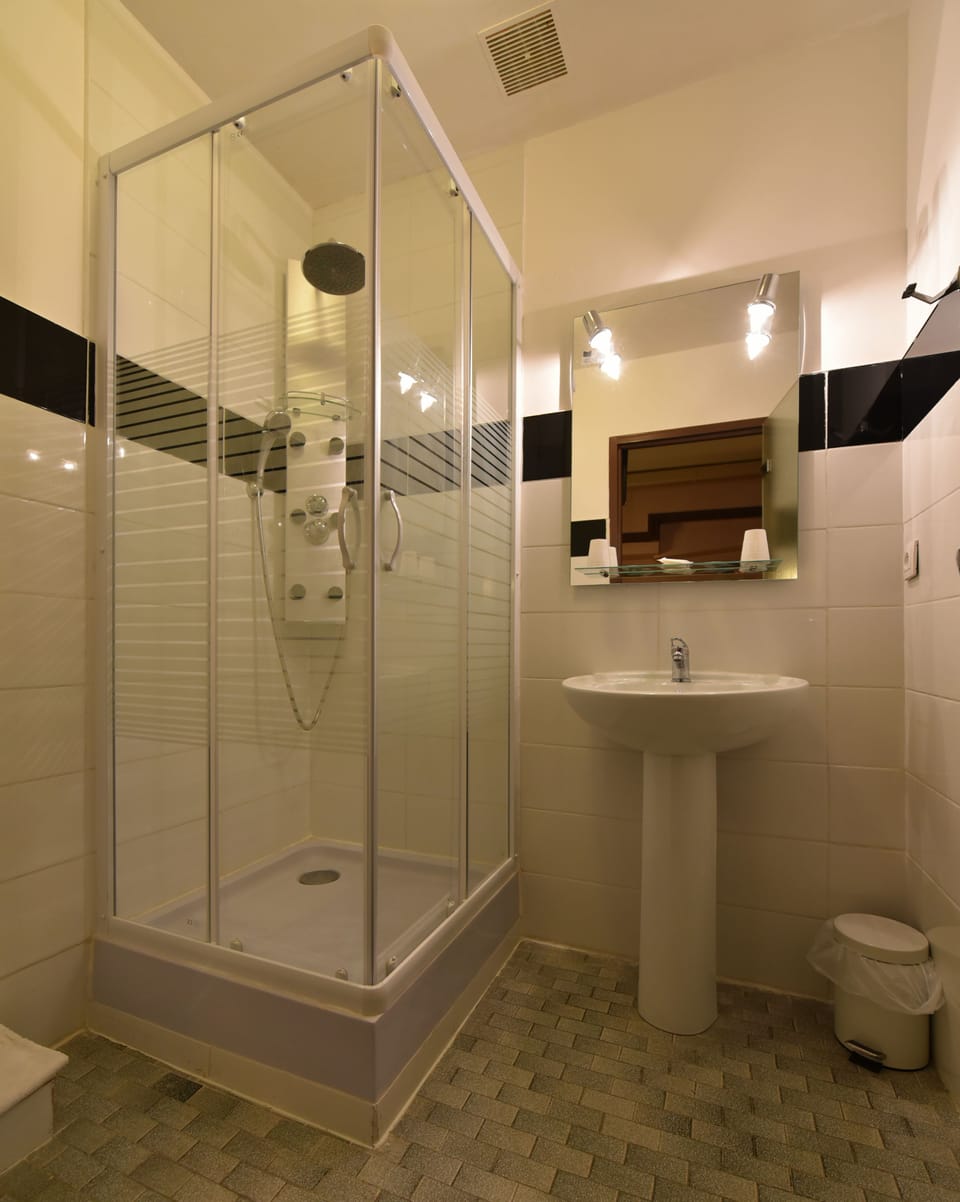 Double Room | Bathroom | Free toiletries, hair dryer, bidet, towels