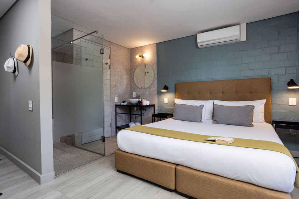 Deluxe Room, 1 Bedroom | Premium bedding, in-room safe, individually decorated, desk