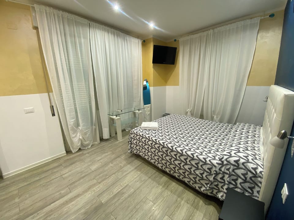 Standard Double Room | Egyptian cotton sheets, premium bedding, desk, soundproofing