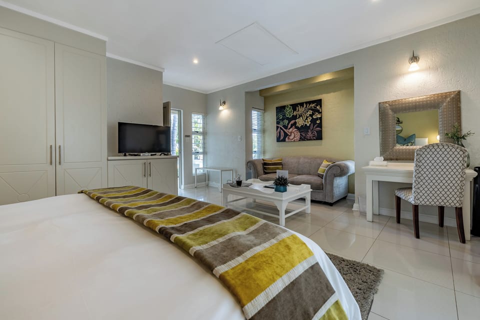 Execuitve Suite- private patio | Egyptian cotton sheets, pillowtop beds, minibar, in-room safe