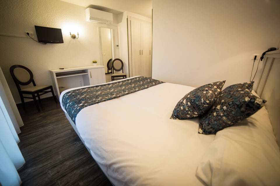 Double Room | Desk, iron/ironing board, free WiFi, bed sheets