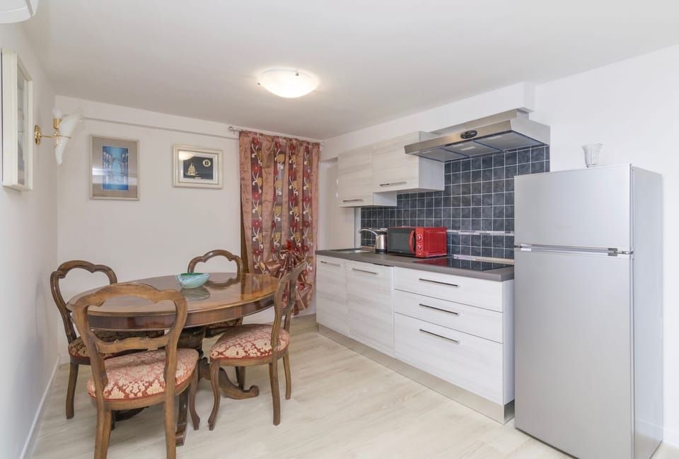 Apartment, 1 Bedroom | Private kitchen | Full-size fridge, microwave, stovetop, dishwasher
