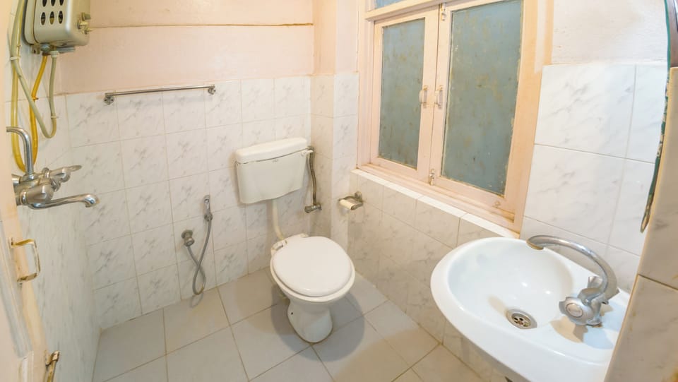 Deluxe Twin Room, 2 Twin Beds | Bathroom | Shower, slippers, towels