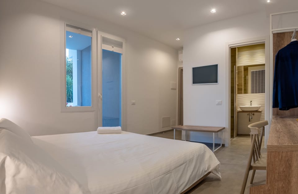 Double Room | Minibar, individually decorated, individually furnished, desk