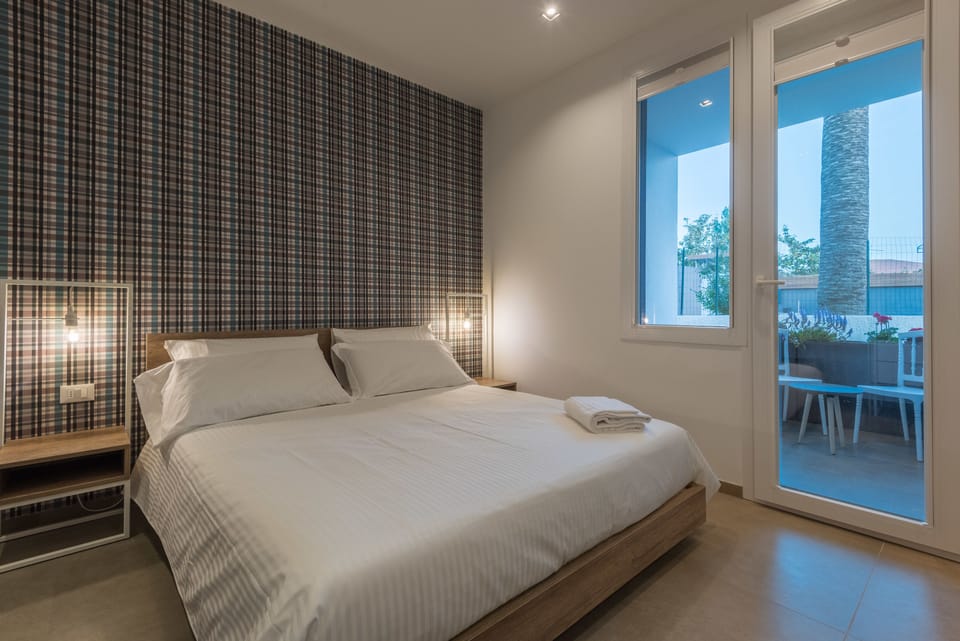 Triple Room | Minibar, individually decorated, individually furnished, desk