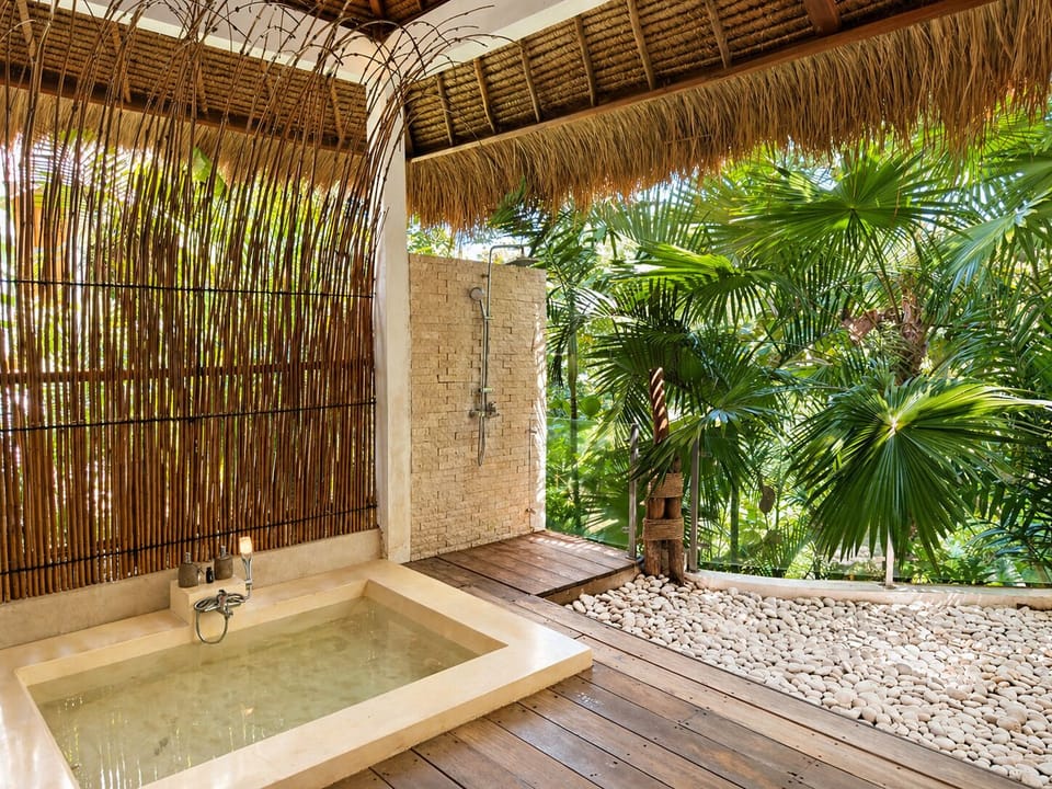 Bungalow MAR | Bathroom | Shower, free toiletries, hair dryer, bathrobes