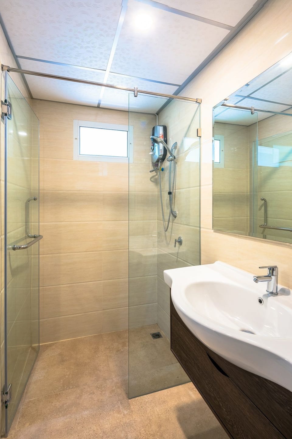Shower, free toiletries, hair dryer, bidet