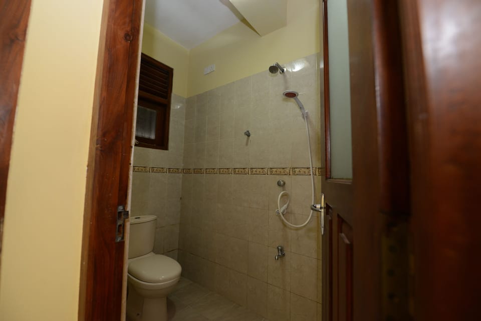 Comfort Cottage | Bathroom | Shower, free toiletries, towels