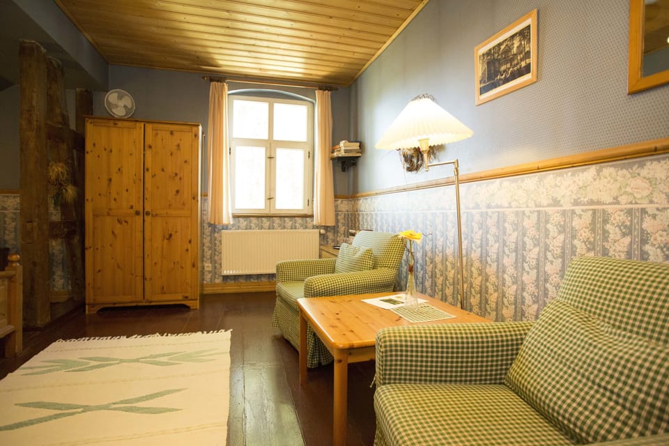 Room (große Kolonistenzimmer) | Bathroom amenities | Shower, hair dryer, towels