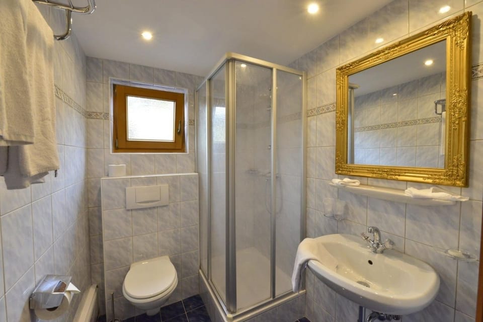 Double Room | Bathroom | Shower, towels