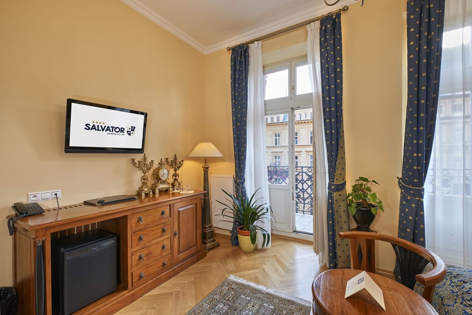 Deluxe Double Room, Balcony | Minibar, in-room safe, individually decorated, individually furnished