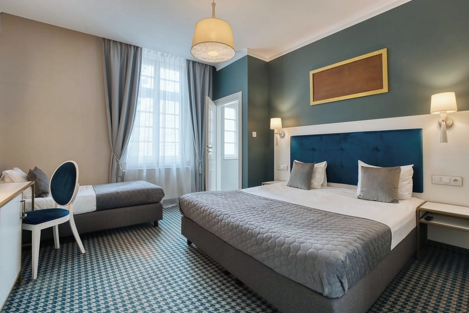 Comfort Triple Room, Air conditioning | Desk, laptop workspace, blackout drapes, soundproofing