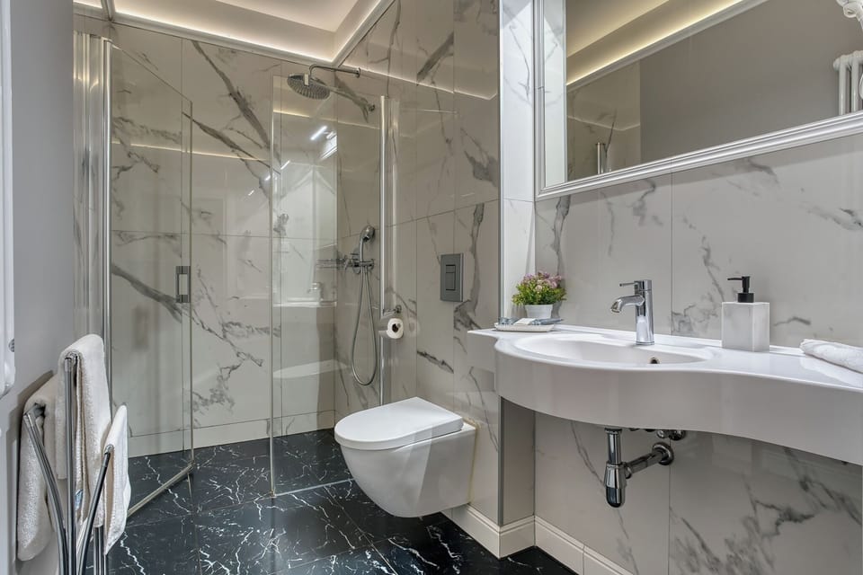 Shower, rainfall showerhead, free toiletries, hair dryer