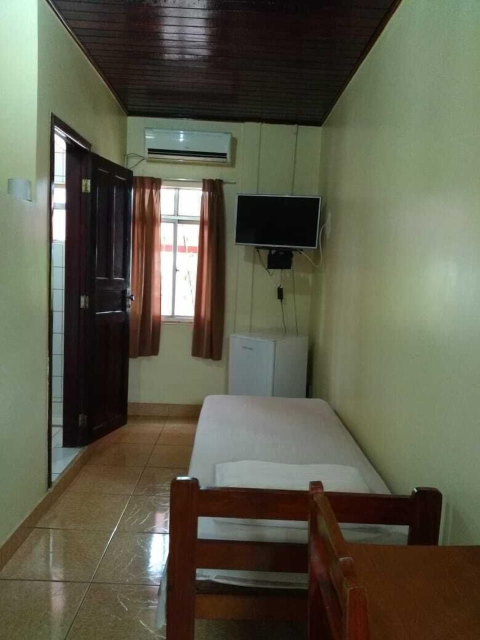 Single Room, 1 Twin Bed | Desk, blackout drapes, iron/ironing board (on request), WiFi (free)