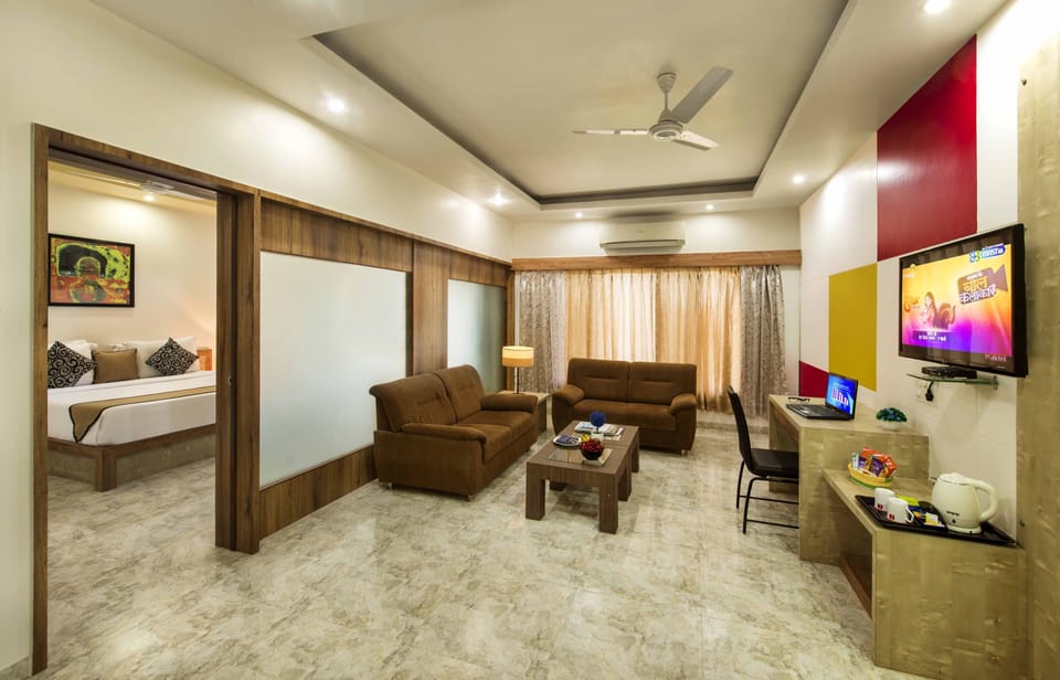 Suite | Living area | 14-cm TV with cable channels