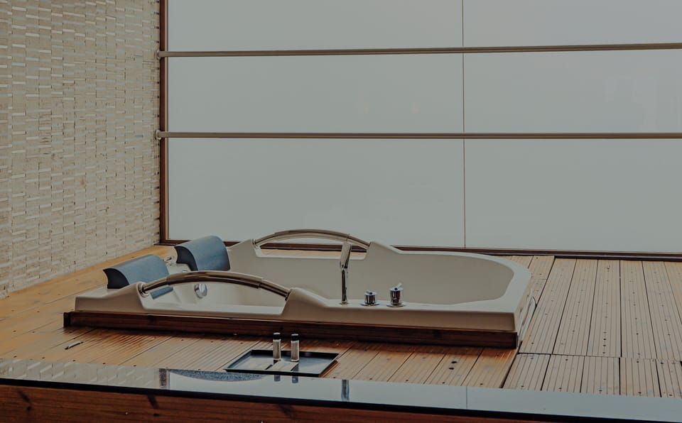 Madhura Honeymoon Suite with jacuzzi | Jetted tub