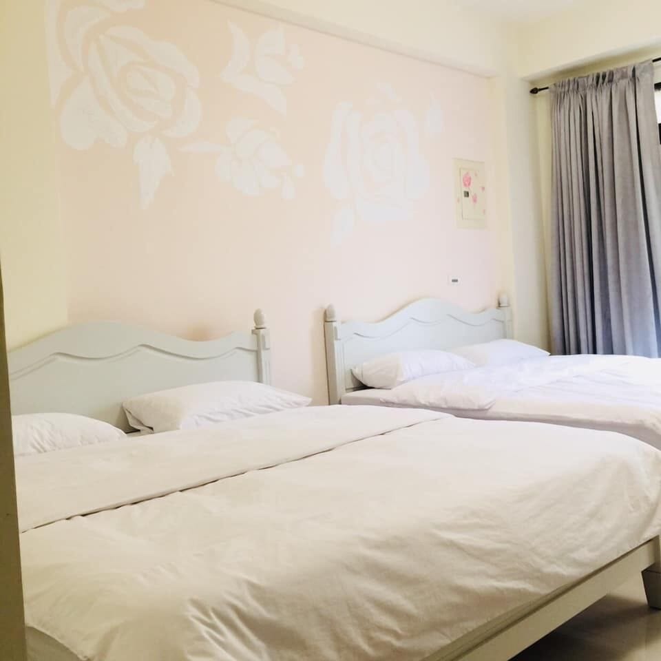 Classic Quadruple Room, Non Smoking | Desk, free WiFi, bed sheets
